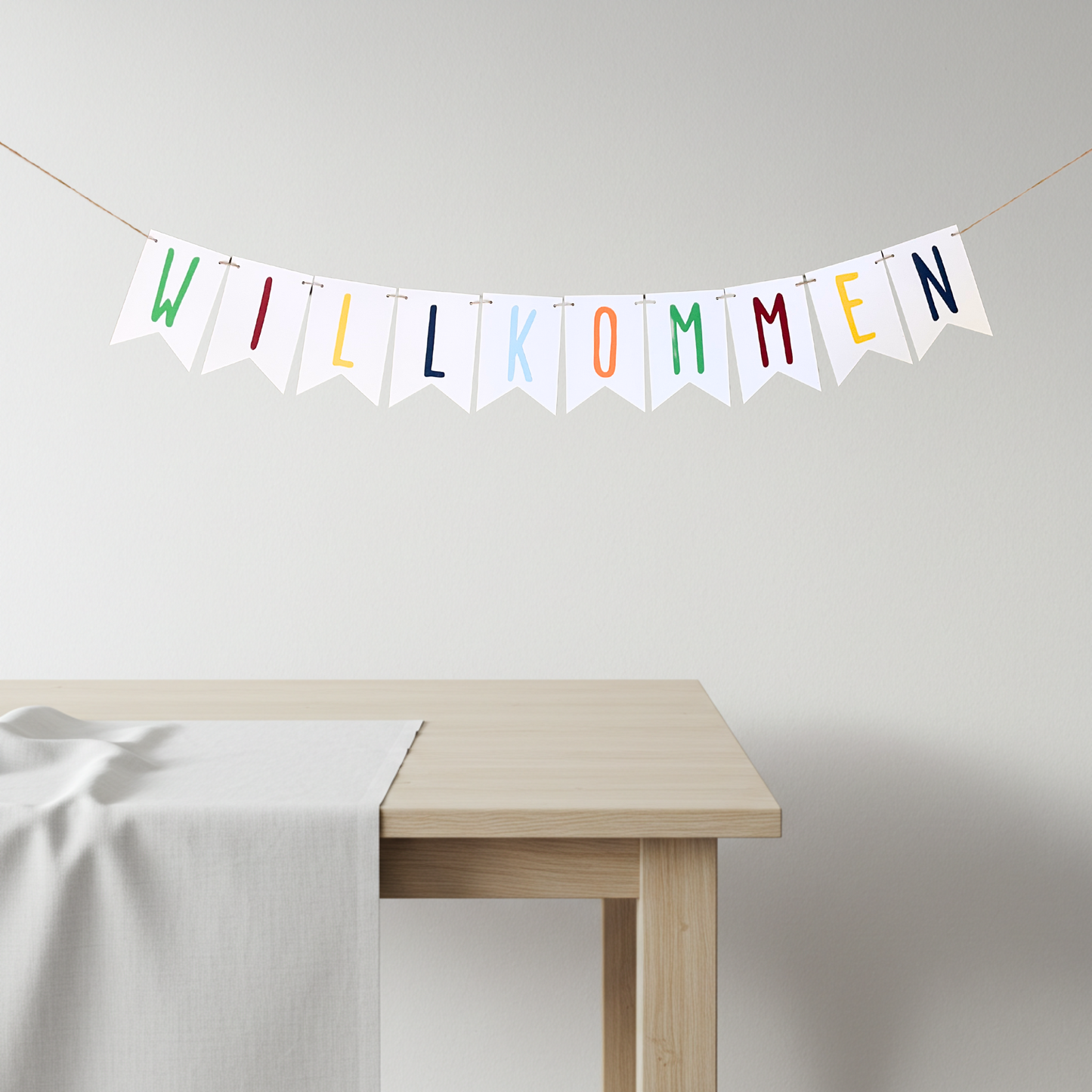 Wimpelkette "Willkommen" auf weißem Kraftpapierwimpel