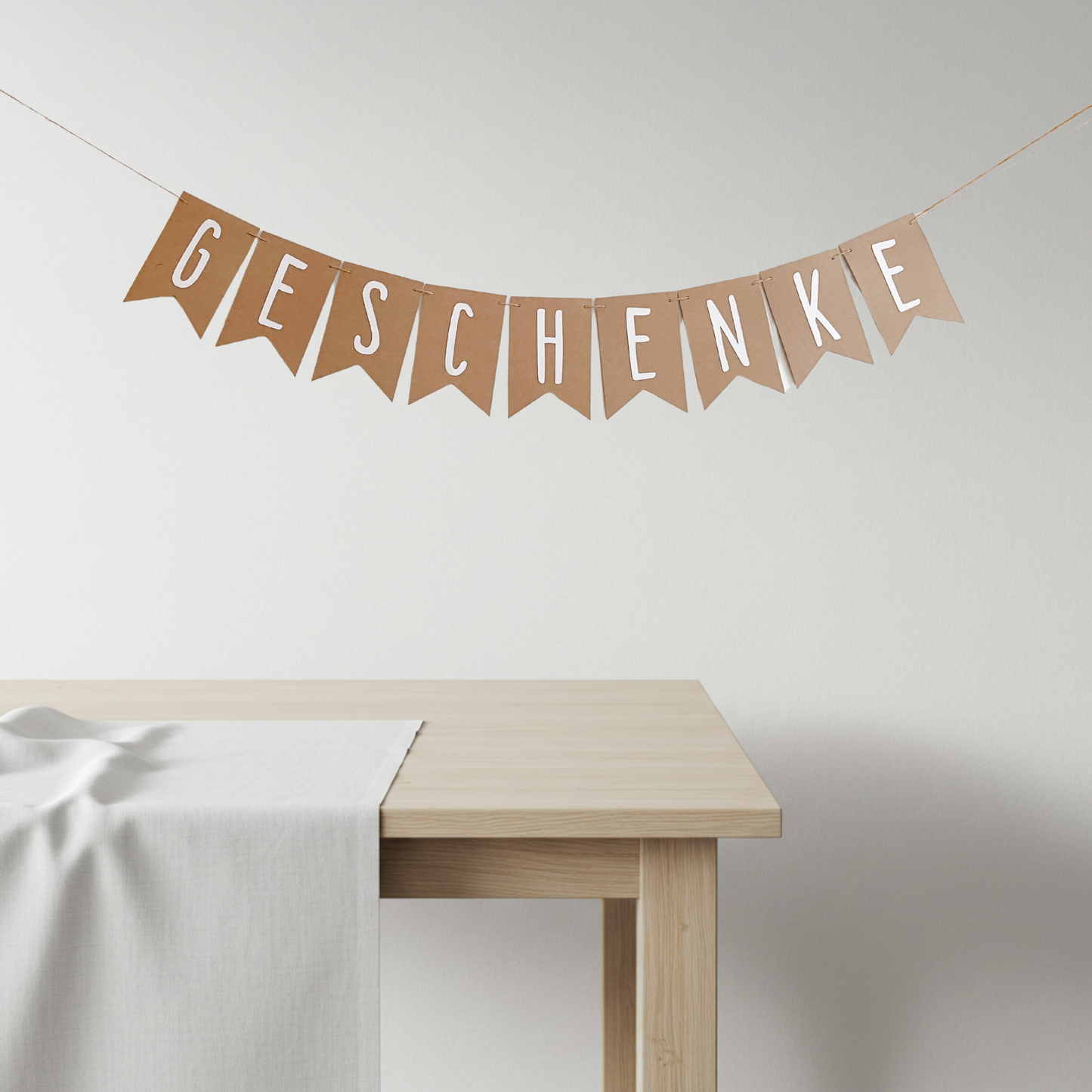 Wimpelkette mit "Wunschtext" aus braunem Kraftpapier