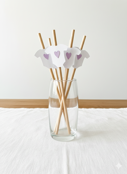 Strohhalme mit Baby-Bodies in vielen Farben als perfekte Deko für eine Babyparter oder Gender-Reveal